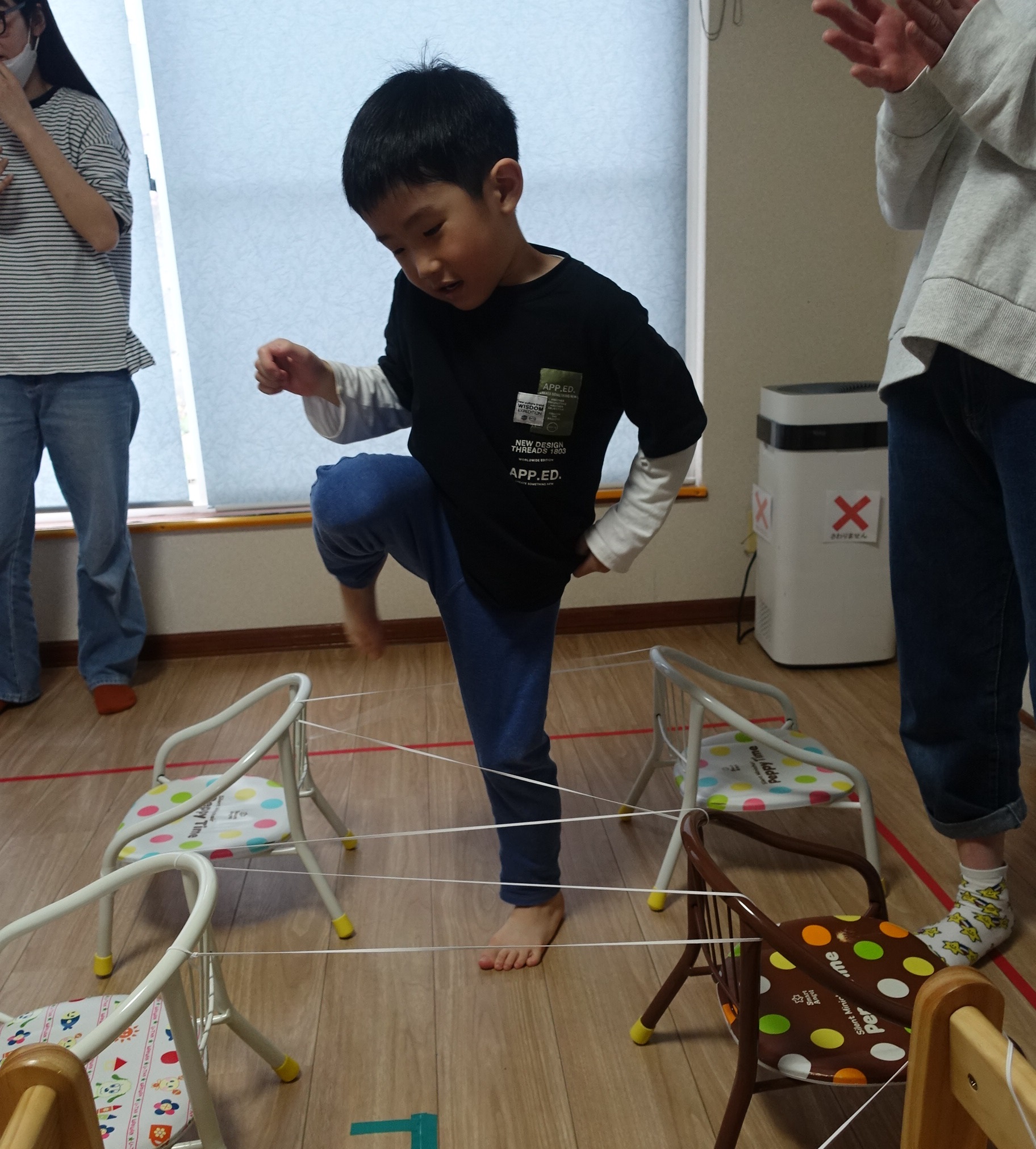 ここあーる:🕸️ゴムひもくぐりでドキドキ!蜘蛛の巣遊び🕷️