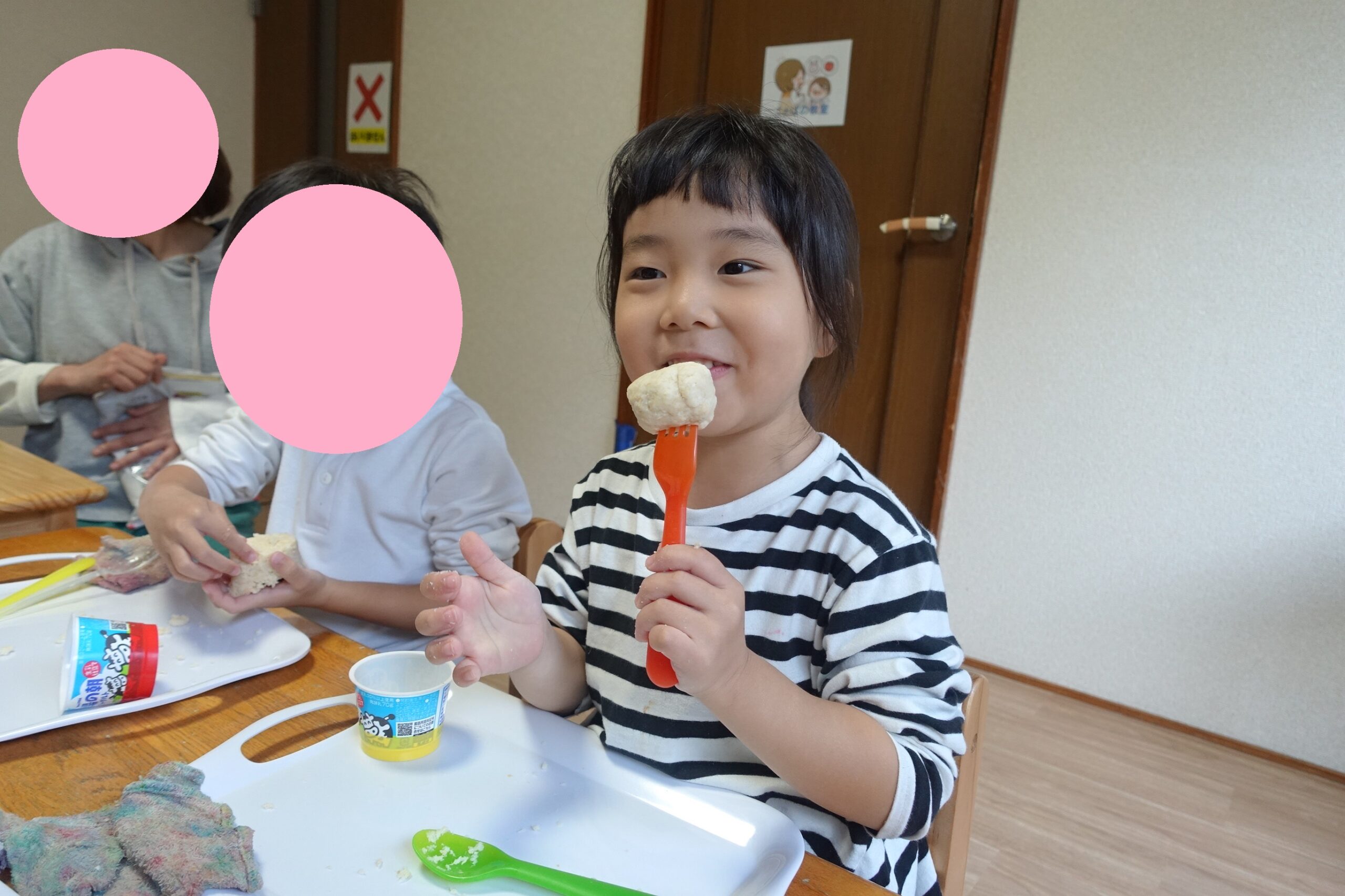 ここあーる:感触あそび「パン粉」🍞