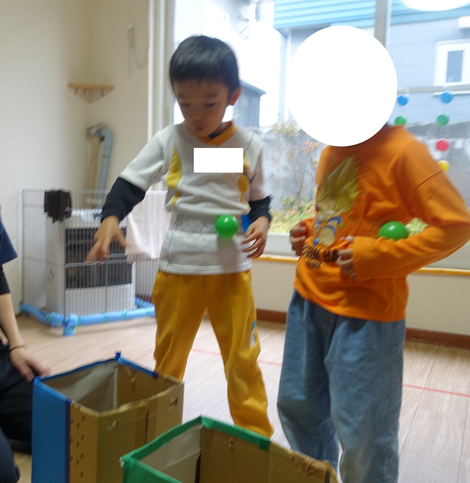 ここあーる：運動遊び「体からボールを探せ🔵🔴」