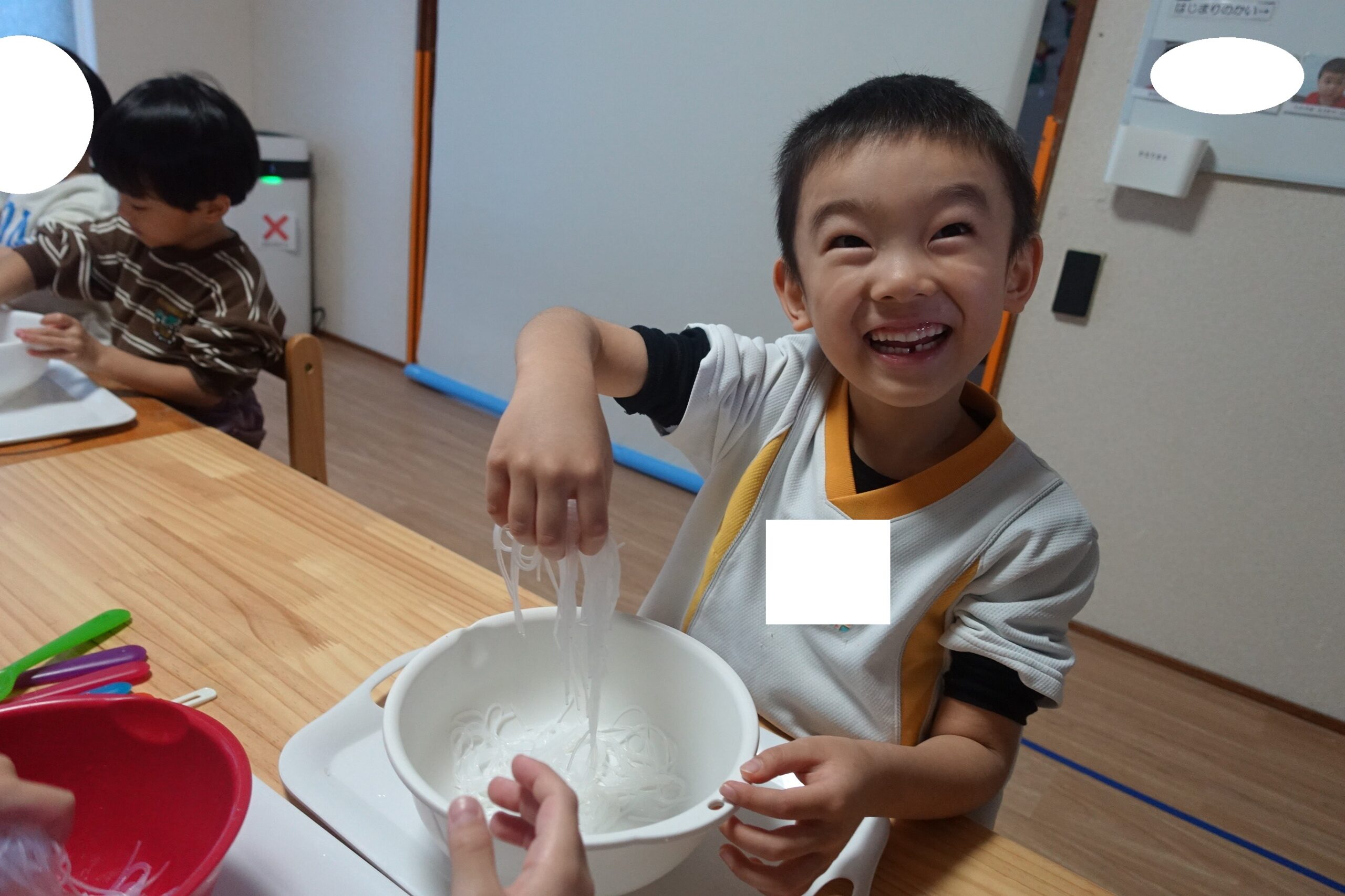 らいおんくらす🦁「 感触あそび：春雨」