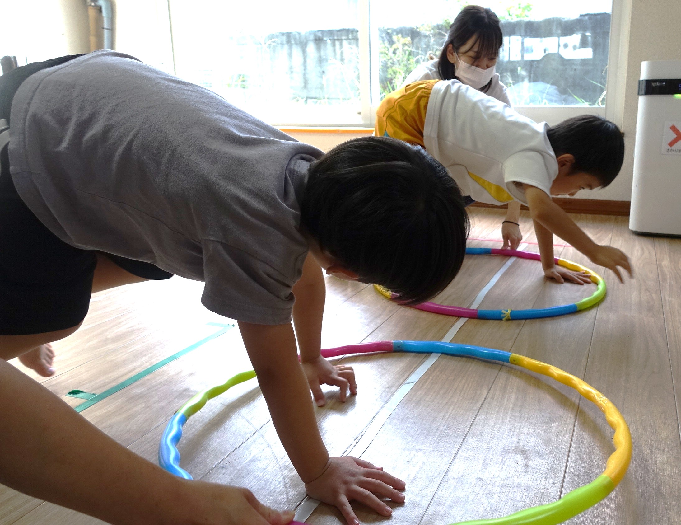 らいおんくらす🐻運動遊び「クマ歩きでフープリレー」
